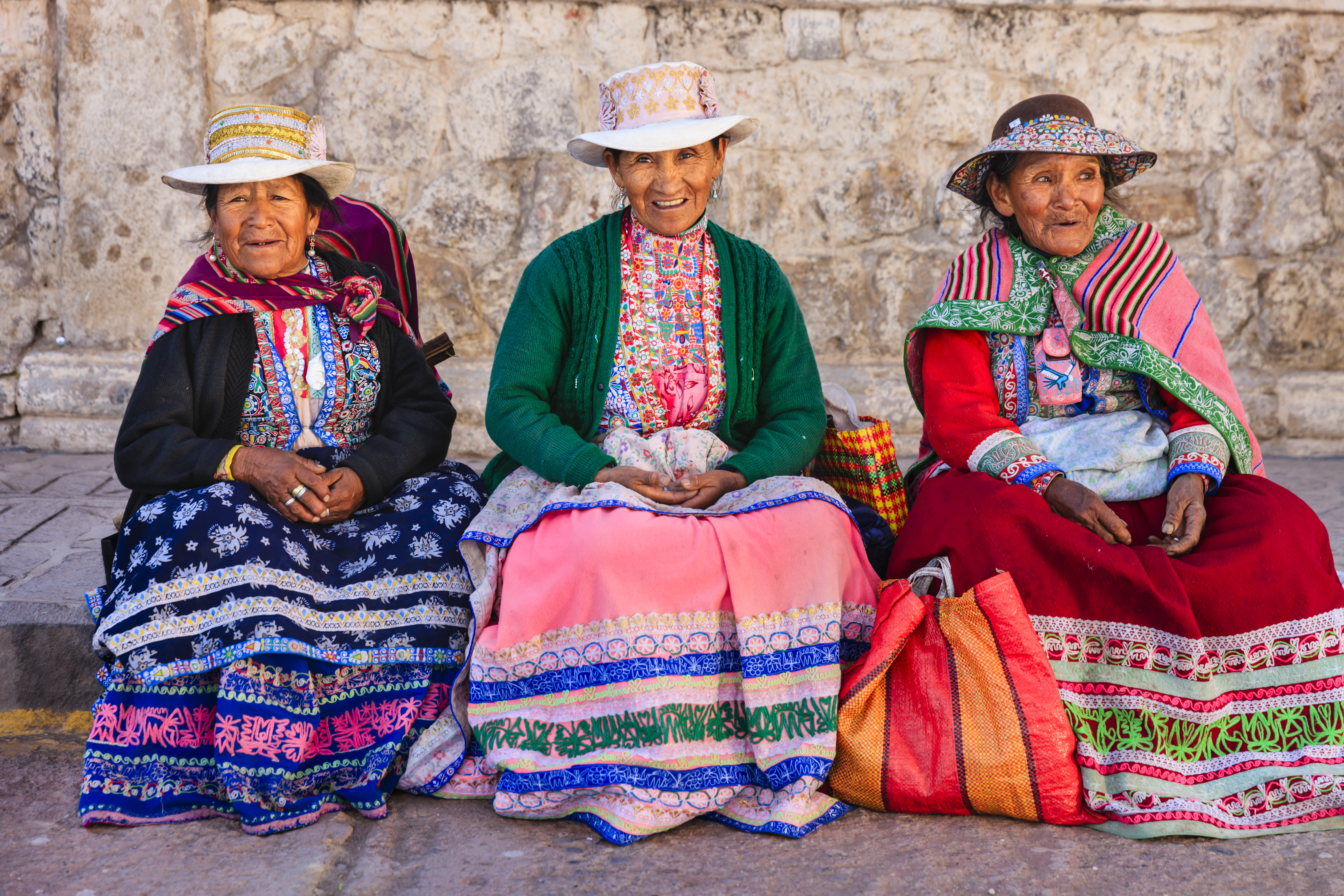 peruvian-women-national-clothing-smiling