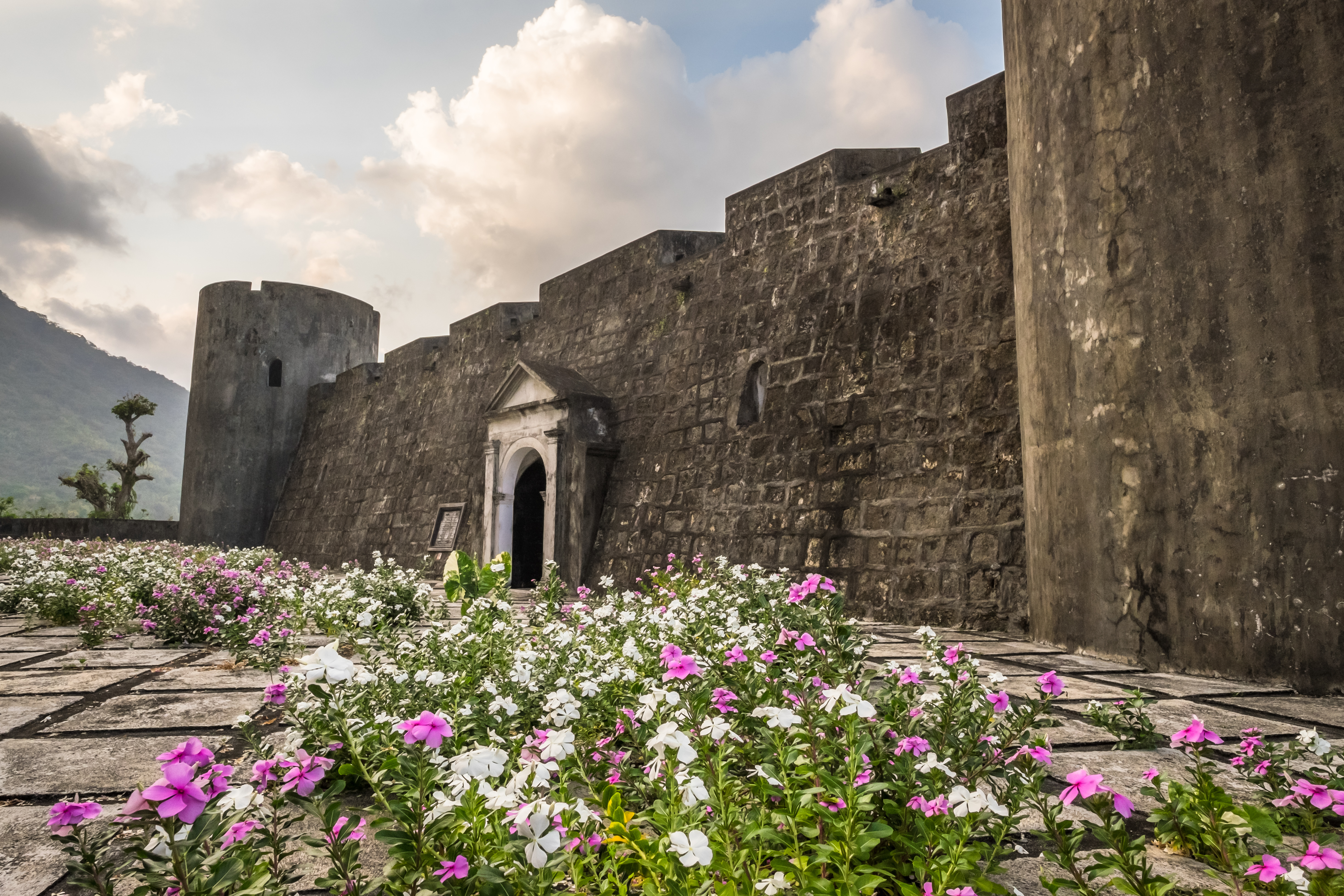 fort-belgica-banda-neira-entrance.jpg