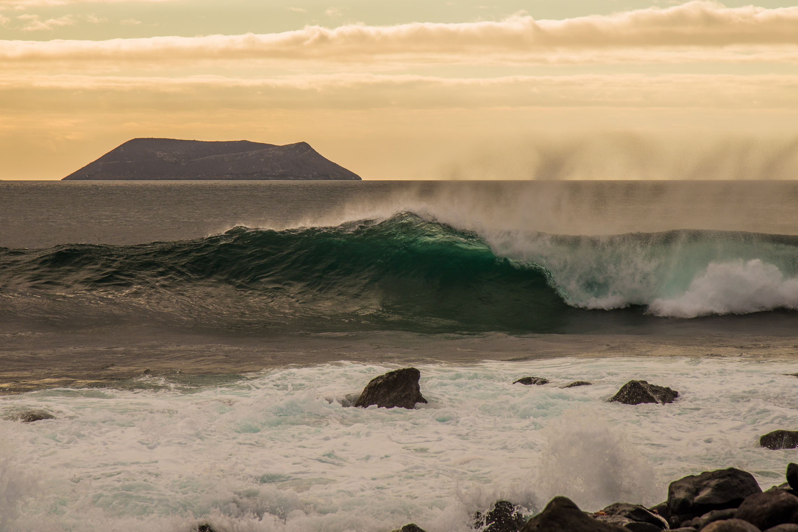 saymour-baltra-island-wave-landscape_PC