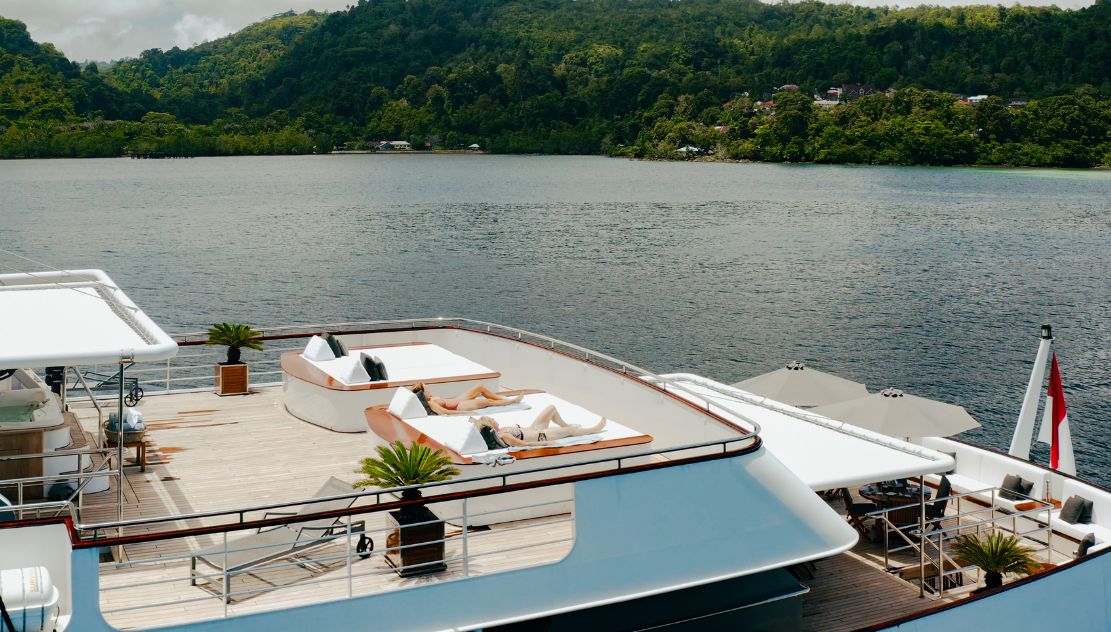Aqua Blu - Sunbathing on sundeck02_Testimonials