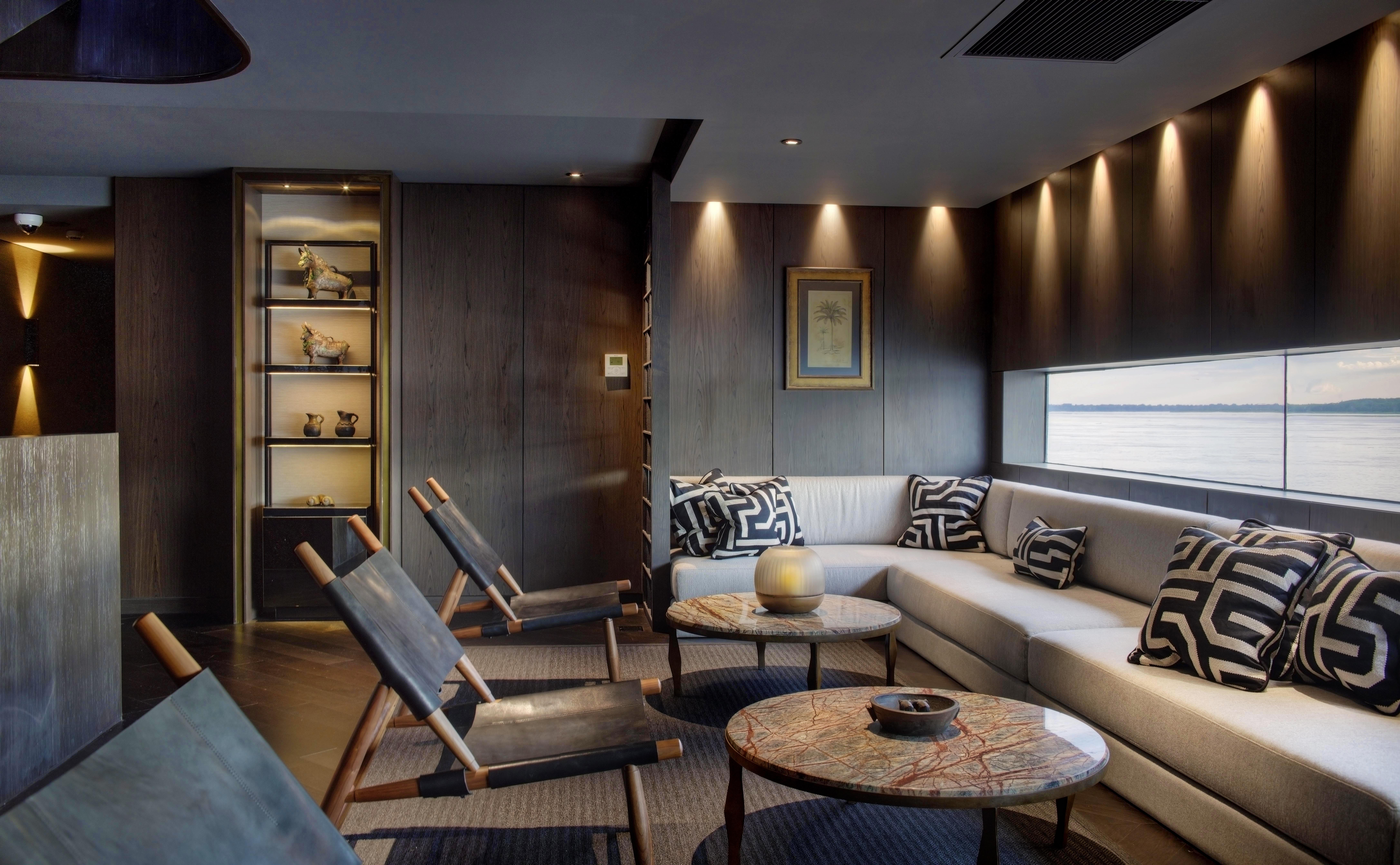 Aqua Nera_Saloon