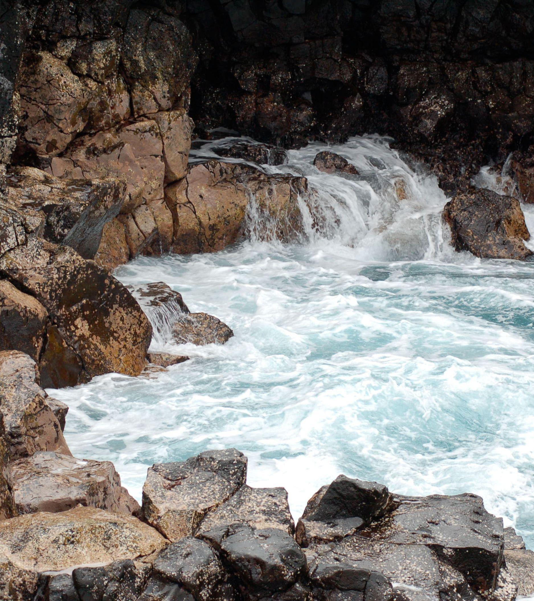 waves-crashing-isla-santa-fe_Mobile