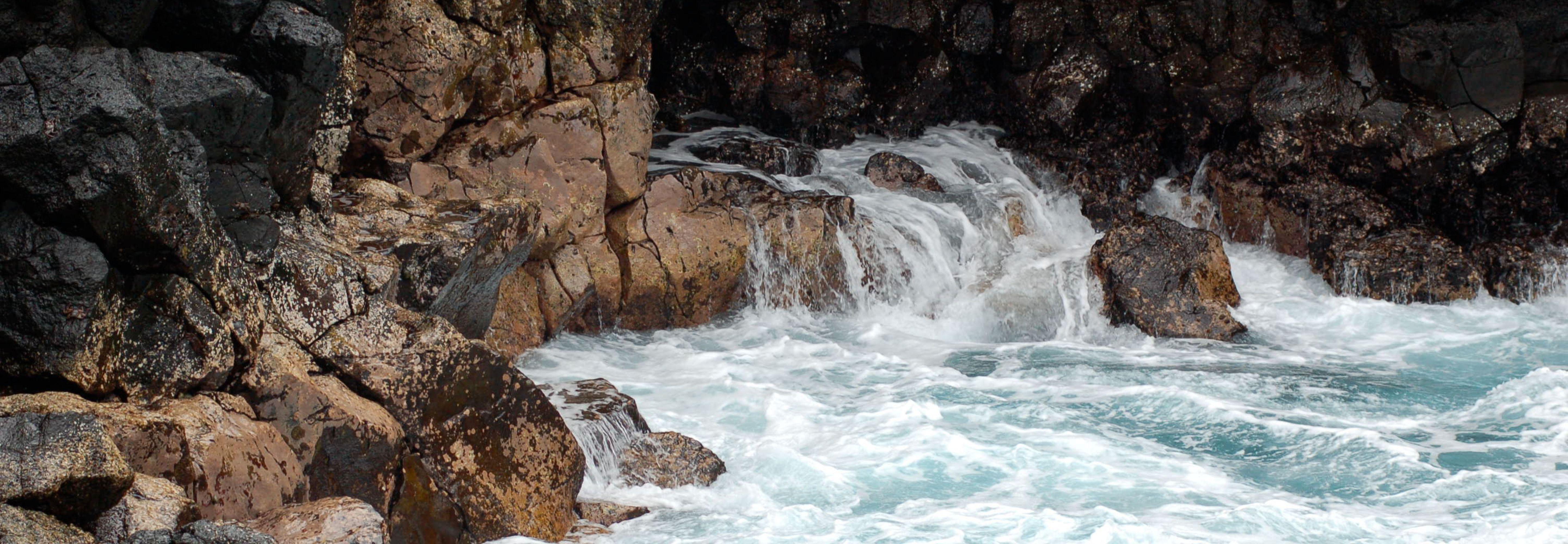 waves-crashing-isla-santa-fe_PC