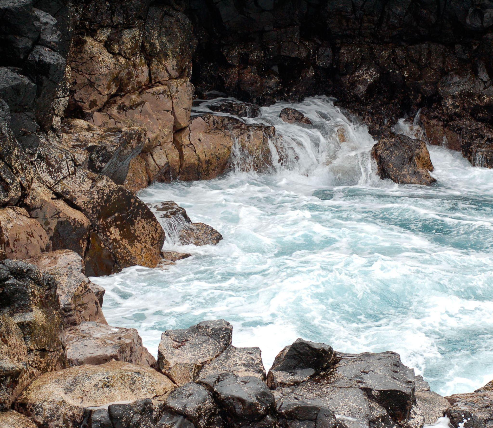 waves-crashing-isla-santa-fe_Tablet